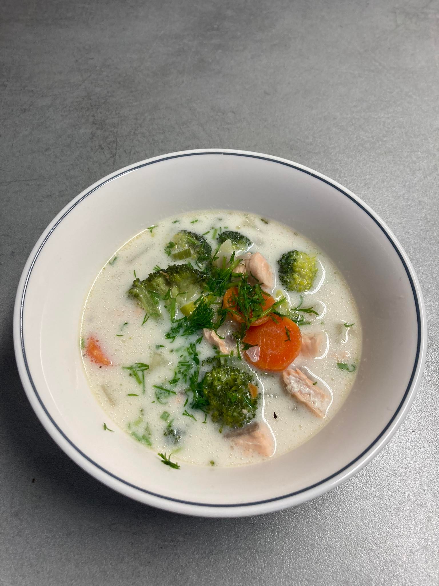 Деликатесный сырный суп с лососем